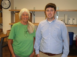 玛莎·彼得森，m.b.l.的教育实验室经理，伊恩·弗莱厄蒂，A-M系统的现场工程师